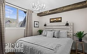 Mystic Mountain Chalet, Heated Outdoor Pool & Hot Tub, Free Parking, Fast Wifi!